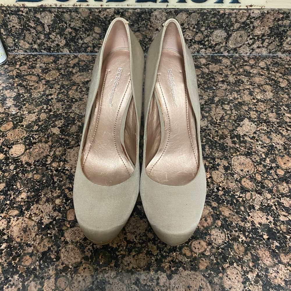 BCBG Capone Platform Pump size size 10